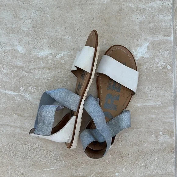 SOREL Ella Silver White Strappy Flat Sandals Elasticized Metallic Shoes Size 8.5 - Picture 2 of 3